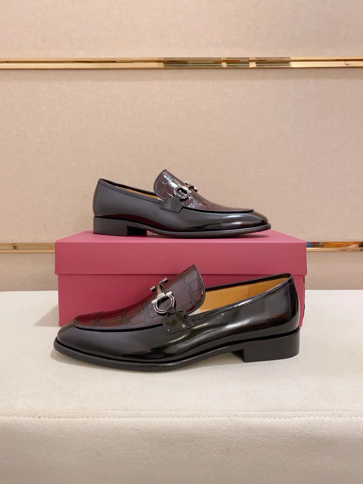 Men's shoes💰: 520💰 High version Ferragamo quality! 🆕🆕Exclusive hot-selling products in stock🔥🔥New products on the shelves, high-quality shoes, high-end driving shoes, with complete packaging! 💪 💪 Material: imported patented cowhide 🐂 + imported high-quality water-dyed cowhide lining + wear-resistant outsole 👍🏻👍🏻 Features: high-end and comfortable, purely handmade 🚀 🚀 Create the perfect shoes that suit you best 🔥 🔥 Size: (38-44) Can be customized 45 non-returnable!